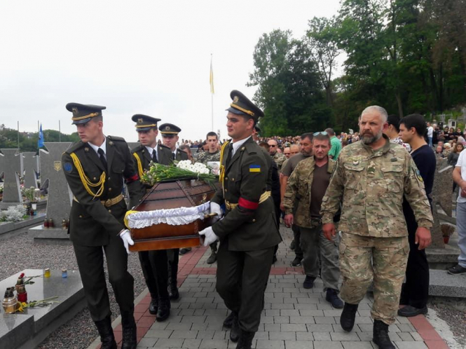 На похоронах во Львове подрались военные и сторонники языческих обычаев - ВИДЕО