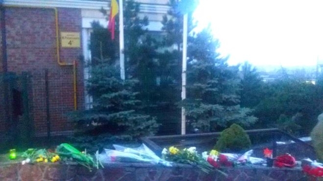 До бельгійського посольства у Києві несуть квіти