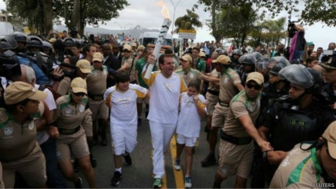Жители Рио встретили Олимпийский огонь акцией протеста