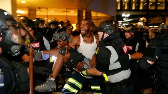 Антиполицейские митинги в США: из-за стрельбы ранено протестующего