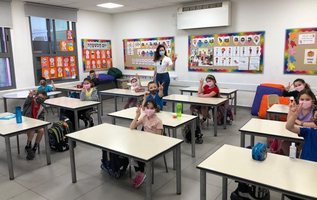 Израиль закрывает школы из-за коронавируса