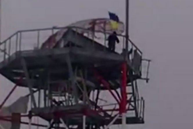 Чтобы привлечь внимание Порошенко, бойцы-добровольцы вывесили флаг на метеобашне Донецкого аэропорта, - видео