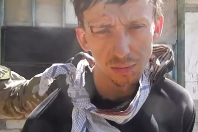 Вооруженные боевики во время допроса били пленного журналиста, - видео