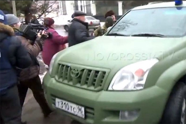 В Донецке пленных возят на авто российского пиарщика Ахметова,- фото