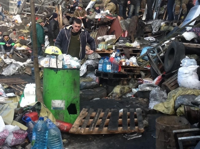Как за бетонной стеной: активисты укрепили баррикады в центре Киева