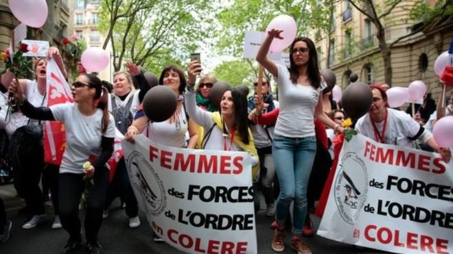 Жены и подруги полицейских вышли на протест в Париже