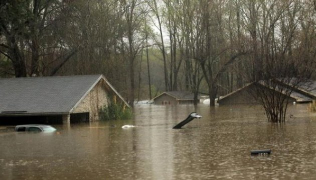 Торнадо и наводнения в США унесли жизни 15 человек