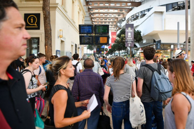 Четырех американских туристок облили кислотой на вокзале во Франции