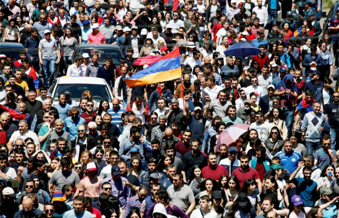 В армянском Гюмри начался многотысячный митинг оппозиции