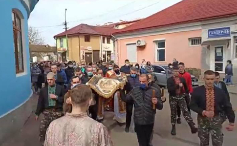 На Львівщині священик влаштував хресну ходу, попри карантин