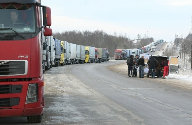Спасатели кормят водителей, которые стоят на границе с Россией 