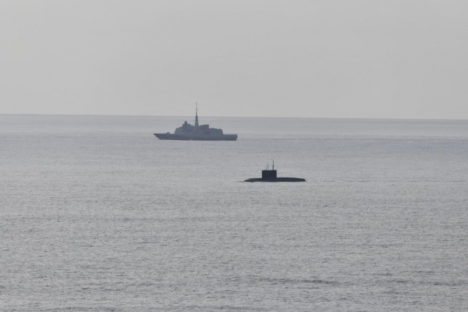 Поблизу Франції раптово сплив підводний човен рф