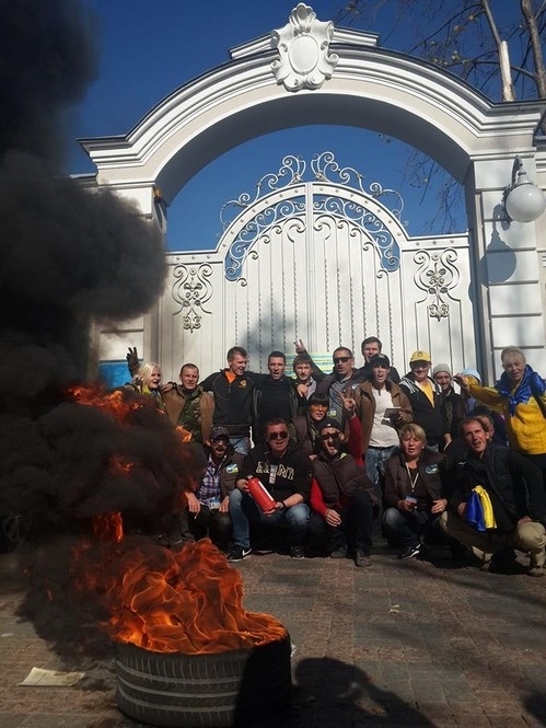После пикета возле АП Автомайдановцы поехали жечь шины под домом Порошенко - фото