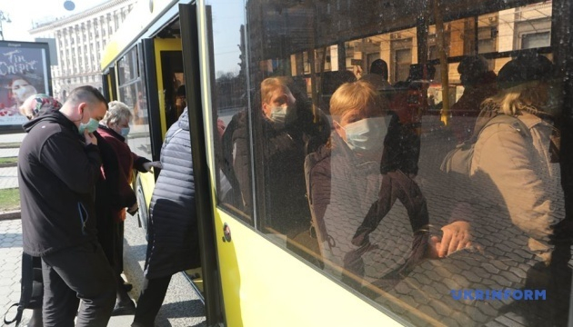 В Киеве - переполненный транспорт и очереди на остановках