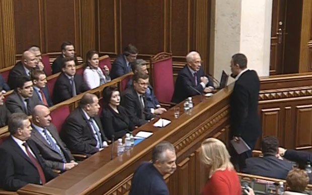 Азаров прибыл на заседание парламента