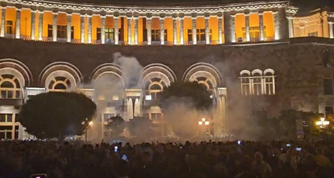 Протестувальники в Єревані почали штурмувати будівлю уряду

