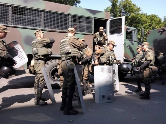 Львовские митингующие ворвались в мэрию, силовики применили газ