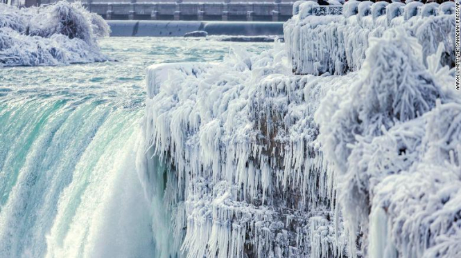 В США замерз Ниагарский водопад