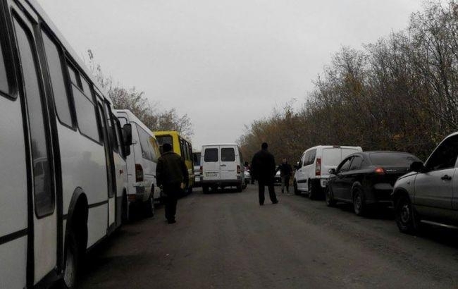 Более тысячи автомобилей стоят в очередях на пунктах пропуска на Донбассе - ВИДЕО