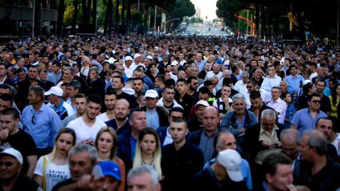 76 человек отравились во время митинга оппозиции в Албании
