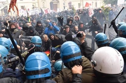 В Італії поліція застосувала сльозогінний газ проти демонстрантів