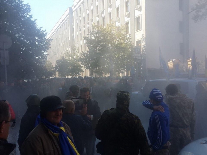 Під АП автомайданівці протестують проти провадження кримінальних справ за побиття Шуфрича