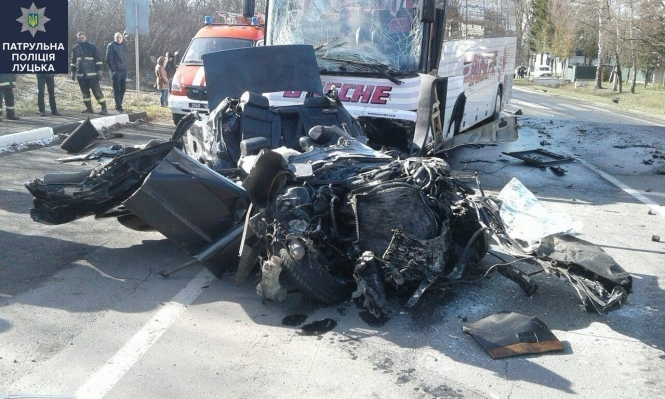 На Волині внаслідок зіткнення легковика з автобусом загинули чотири людини