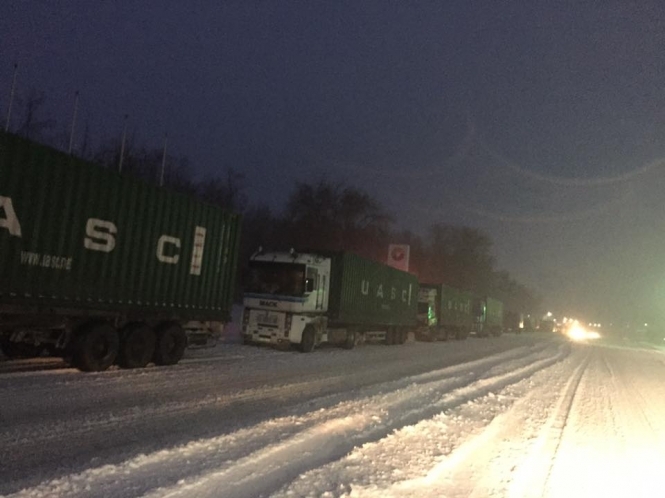 У Дніпропетровську через снігопад обмежили в'їзд транспорту і скасували заняття в школах
