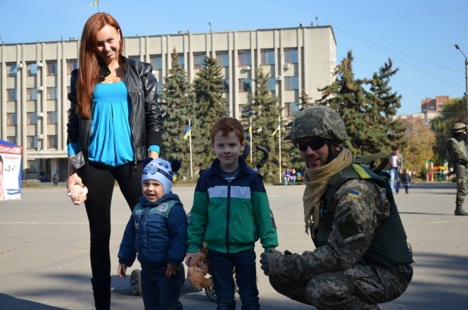 Украинские бойцы раздают игрушки детям в Славянске, - фото