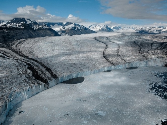 В Італії льодовик накрили величезним брезентом, щоб зупинити танення