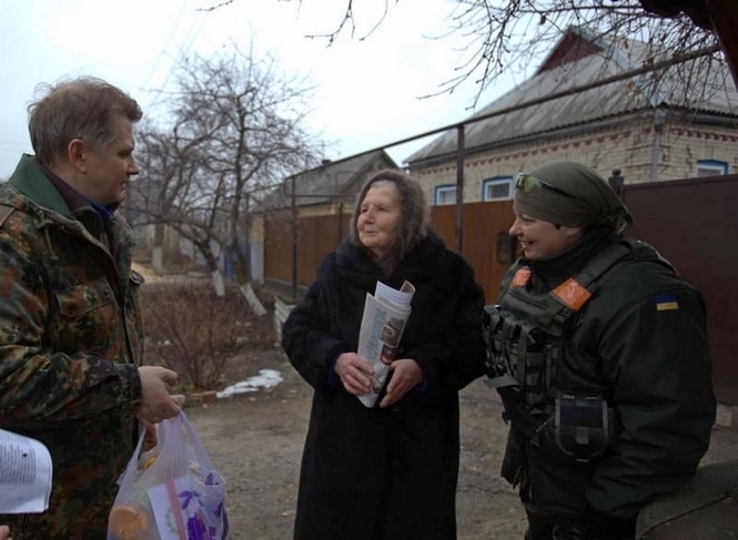 Военные вместе с волонтерами поздравили с Николаем ветеранов войны и инвалидов в Марьинке в Донецкой области