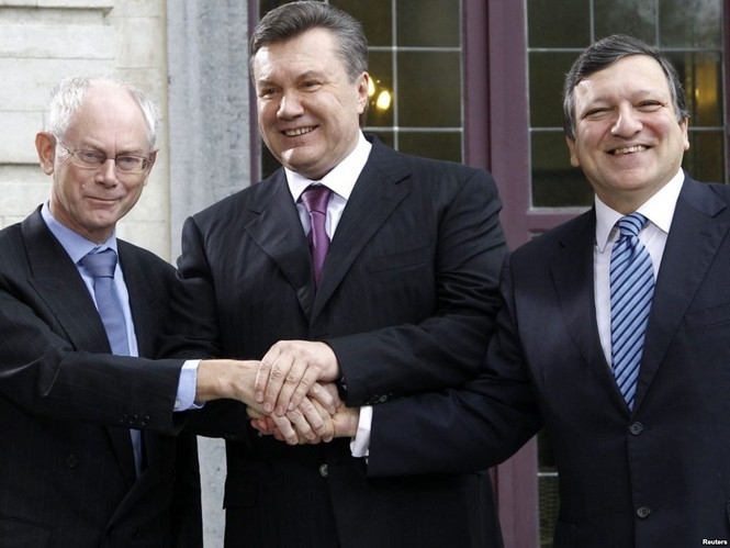 Янукович поручкався і пофотографувався з Баррозу і Ромпеєм (відео)
