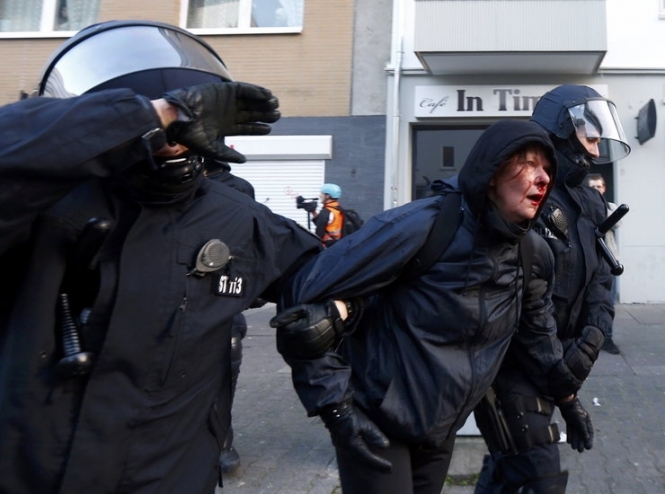 Масштабные акции протеста во Франкфурте: десятки людей получили ранения, более 350 задержаны