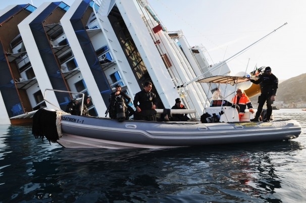 Біля берегів Мексики затонуло судно з 44 туристами і членами екіпажу