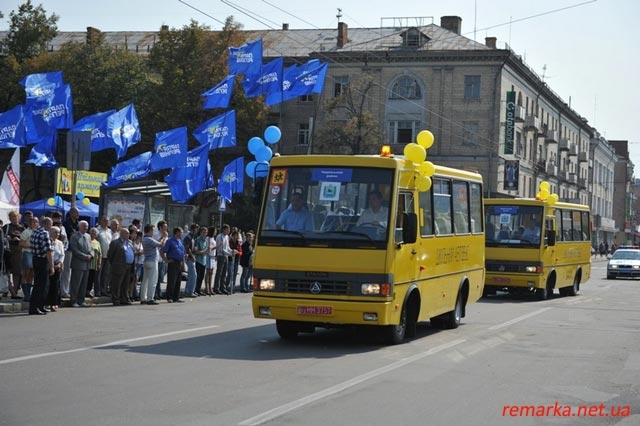 Регіонали дарували школам державні автобуси (фото)