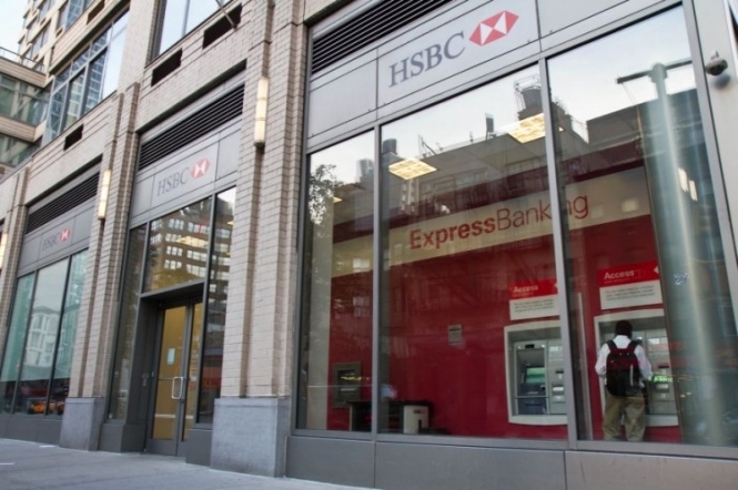 Найбільший англійський банк закриває рахунки понад 40 посольств