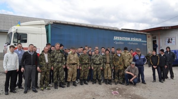 Украинским бойцам отправили 30 тонн освященных пасхальных пакетов с Тячевщины, - фото
