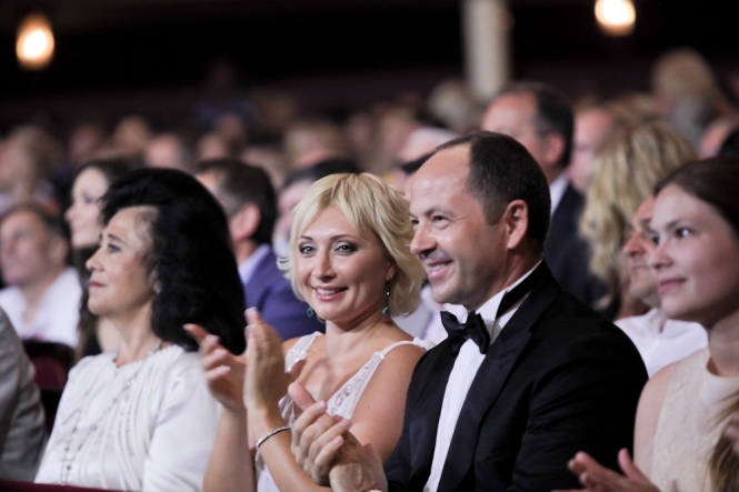 Азаров знову дав мільйон на одеську кінотусовку дружини Тігіпка