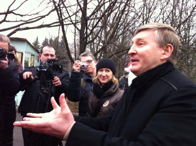 Ахметов приехал к евроактивистам, которые пикетируют его донецкий имение (фото)