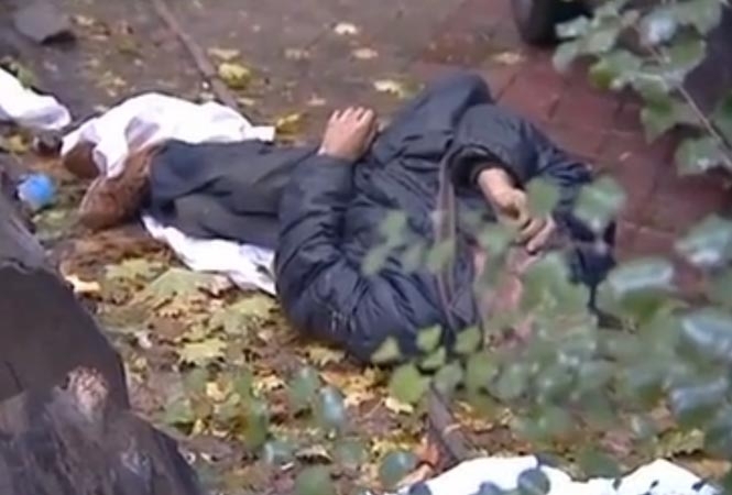 У Донецьку труп пролежав у центрі міста 5 годин (відео)