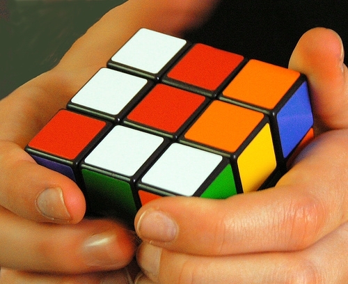Подросток из США собрал кубик Рубика за рекордные 5 секунд - ВИДЕО