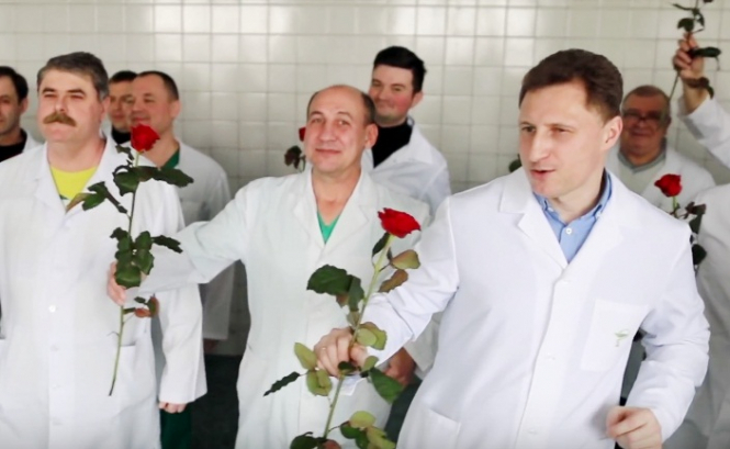 Черниговские врачи поздравили напарниц с Международным женским днем ​​танцами и пением, - ВИДЕО