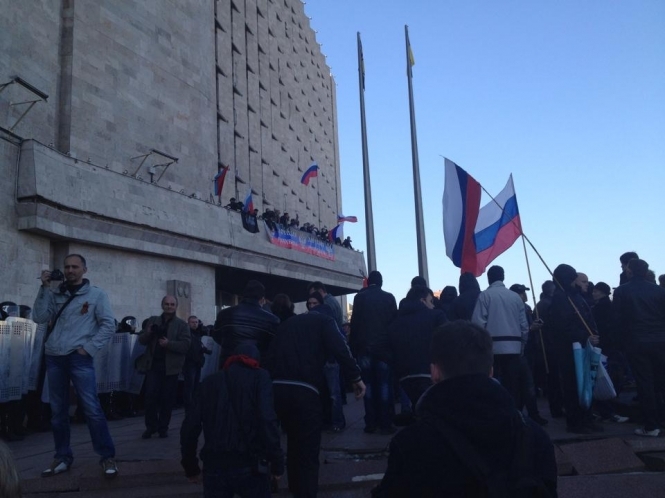 Над Донецкой ОГА установили флаги РФ и запрещенной "Донецкой республики"