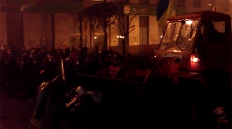 Бульдозеры сносят баррикады Майдана в направлении правительственного квартала