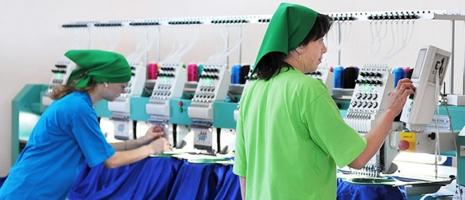 В Польше проверят фабрику, на которой украинцам выдают форму другого цвета