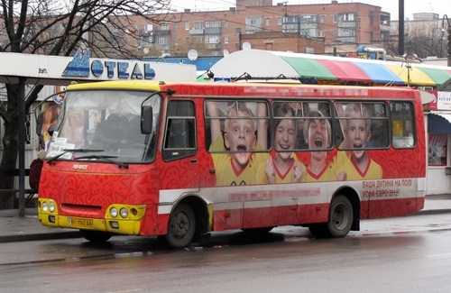 Азаров з вікон громадського транспорту, хоче бачити людські обличчя, а не рекламу