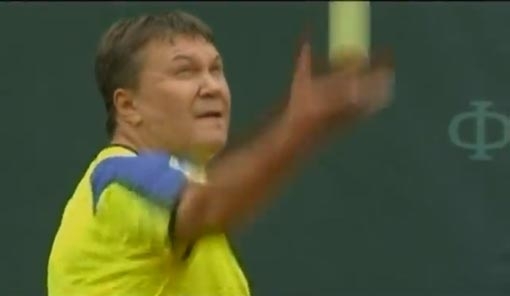 Журналісти змалювали спортивні успіхи Януковича-тенісиста (відео)