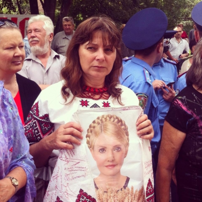 В Україні відзначили другу річницю ув’язнення Тимошенко, "Укрпошта" підвищує тарифи, заарештували головного бютівця Донеччини