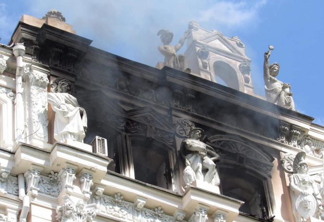 У центрі Києва загорілась історична будівля, – ФОТО
