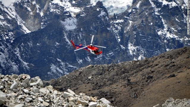 Шесть альпинистов погибли под лавиной на Эвересте, девять пропали без вести